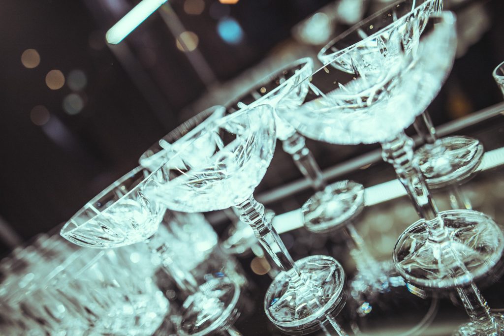 © Sergiu Andrés Close-up of clear glass crystals arranged along a frame, sparkling against a dark background.